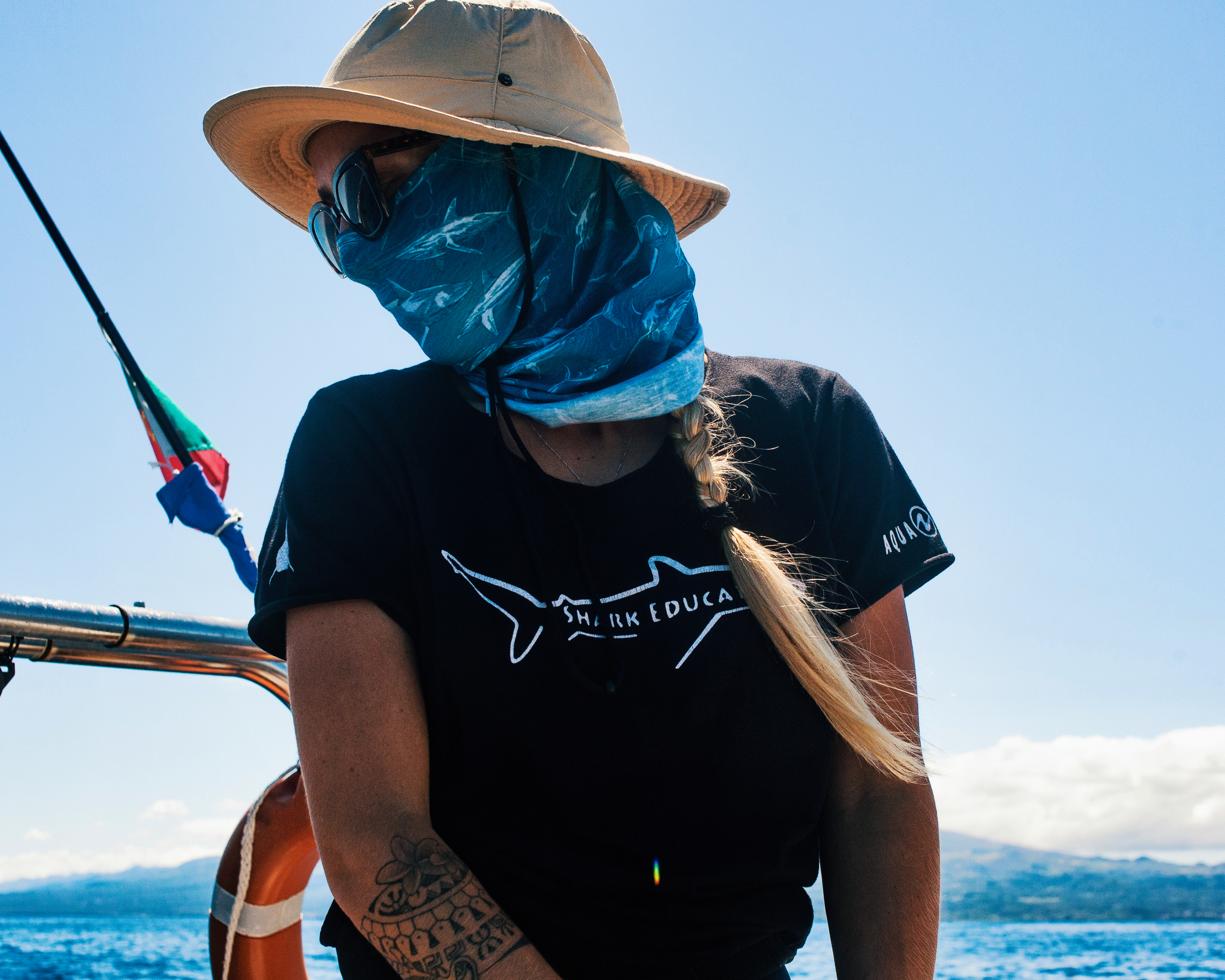Portrait de Margaux en mer aux Açores avec un t-shirt Shark Education